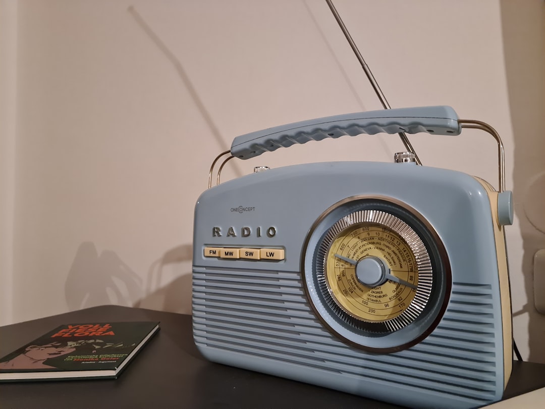 Ukryte w cieniu technologii: jak tajemnicze, niszowe systemy komunikacji wykorzystywały stare radioamaterskie techniki do przekazywania informacji w czasach PRL-u i po nim