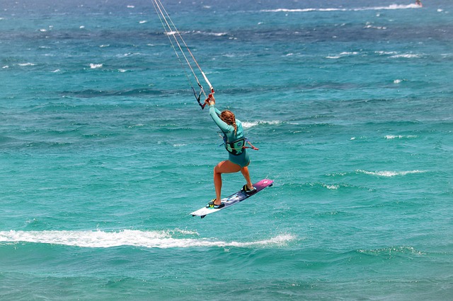 Surfing na Wysokiej Fali: Jak Wybierać Sprzęt do Kitesurfingu