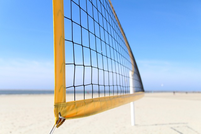 Siatkówka plażowa vs. siatkówka halowa: Jakie umiejętności są kluczowe w obu dyscyplinach?